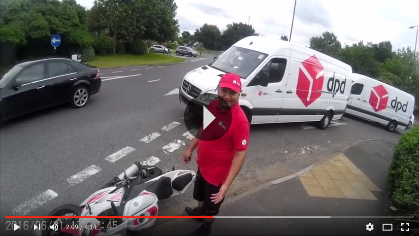 DPD driver knocks down motorcyclist – the driver’s reaction is unbelievable